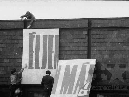 THM-BJ-04024 - A szekszárdi Korzó Áruház május 1-i dekorációja az 1980-as években 