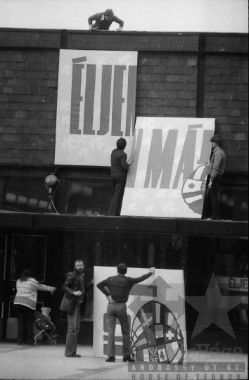 THM-BJ-04025 - A szekszárdi Korzó Áruház május 1-i dekorációja az 1980-as években 