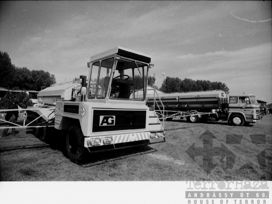 THM-BJ-04068 - Mezőgazdasági bemutató az őcsényi repülőtéren az 1980-as években