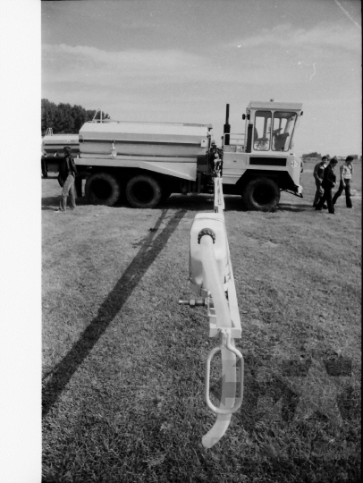 THM-BJ-04069 - Mezőgazdasági bemutató az őcsényi repülőtéren az 1980-as években