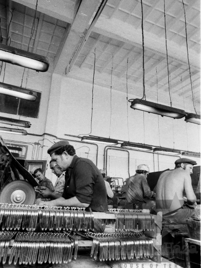 THM-BJ-04081a - Óra- és Ékszerkereskedelmi Vállalat szekszárdi gyáregysége az 1980-as években 