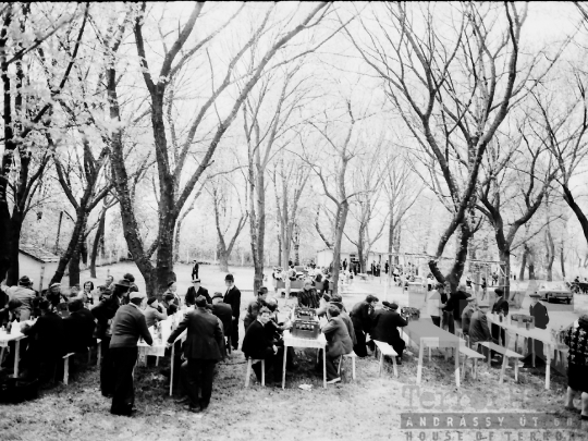 THM-BJ-04099 - Falusi majális Ozorán az 1980-as években 