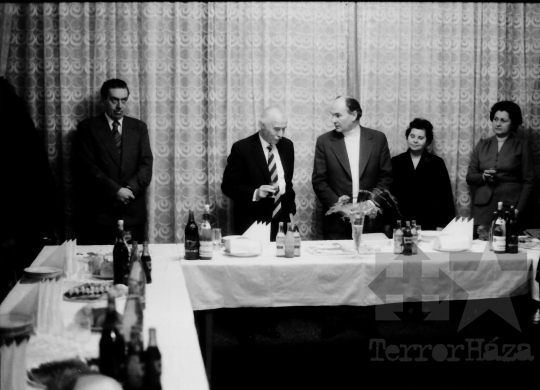 THM-BJ-04157 - Takáts Gyula költő köszöntése 60. születésnapja alkalmából az 1970-es években