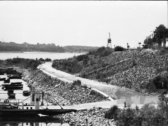 THM-BJ-04207 - Duna-parti kép Pakson az 1980-as években