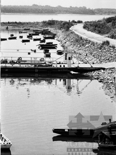 THM-BJ-04238 - Duna-parti kép Pakson az 1980-as években