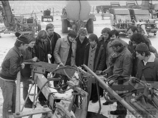THM-BJ-04259a - Mezőgazdasági gépszemle Döbröközön az 1980-as években 