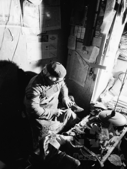 THM-BJ-04322 - Szekszárdi cipészműhely az 1980-as években 