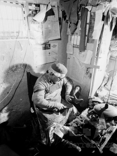 THM-BJ-04323 - Szekszárdi cipészműhely az 1980-as években 