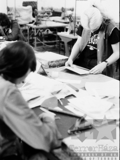 THM-BJ-04333 - Pécsi Kesztyűgyár dombovári üzeme az 1980-as években 