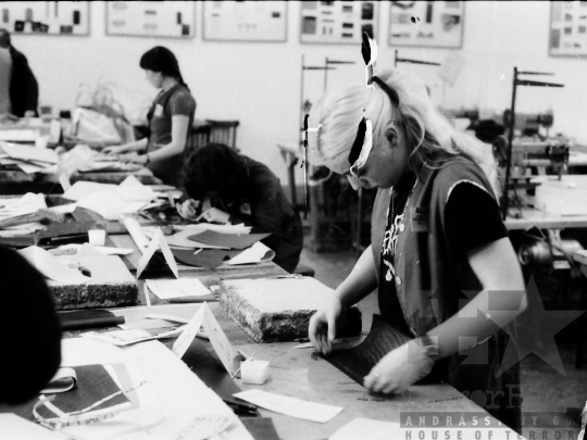 THM-BJ-04334 - Pécsi Kesztyűgyár dombovári üzeme az 1980-as években 