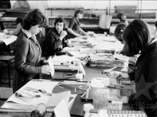 THM-BJ-04335 - Pécsi Kesztyűgyár dombovári üzeme az 1980-as években 