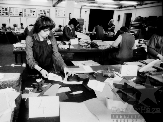 THM-BJ-04338 - Pécsi Kesztyűgyár dombovári üzeme az 1980-as években 