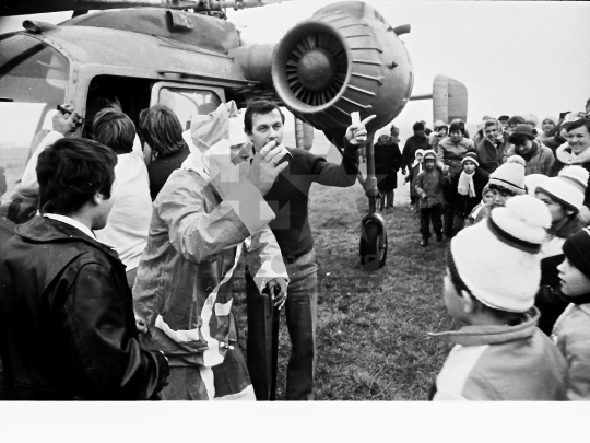THM-BJ-04398 - Óvodások mikulás ünnepségen az őcsényi reptéren az 1980-as években