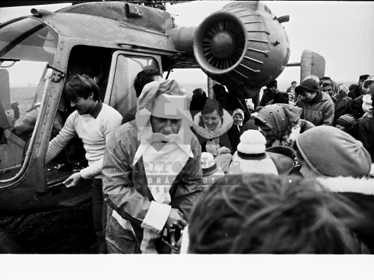 THM-BJ-04399 - Óvodások mikulás ünnepségen az őcsényi reptéren az 1980-as években