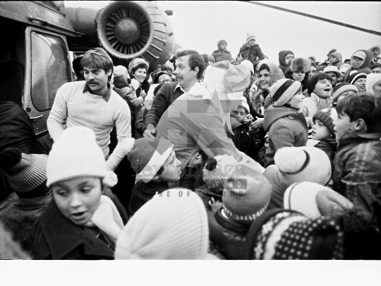 THM-BJ-04400 - Óvodások mikulás ünnepségen az őcsényi reptéren az 1980-as években