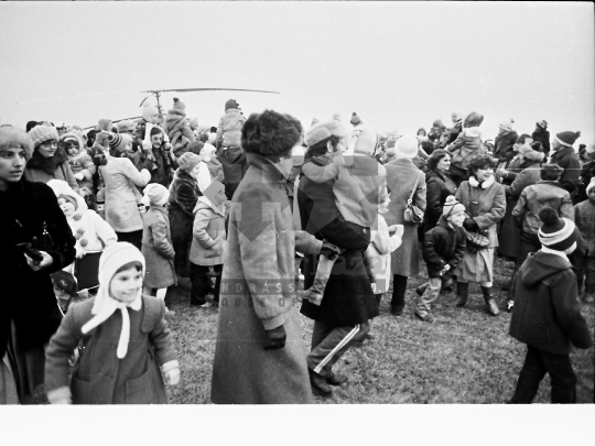 THM-BJ-04401 - Óvodások mikulás ünnepségen az őcsényi reptéren az 1980-as években