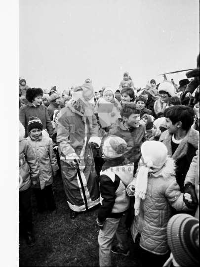 THM-BJ-04402 - Óvodások mikulás ünnepségen az őcsényi reptéren az 1980-as években