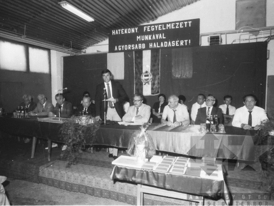 THM-BJ-04479 - Zárszámadó közgyűlés a felsőnánai termelőszövetkezetben az 1980-as években 