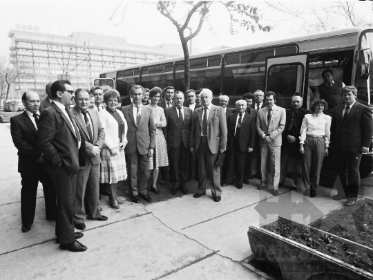 THM-BJ-04569 - Az MSZMP XIII. kongresszusra utazó pártküldöttség Szekszárdon az 1980-as években 