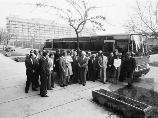 THM-BJ-04570 - Az MSZMP XIII. kongresszusra utazó pártküldöttség Szekszárdon az 1980-as években 
