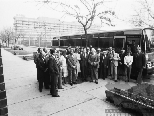 THM-BJ-04571 - Az MSZMP XIII. kongresszusra utazó pártküldöttség Szekszárdon az 1980-as években 