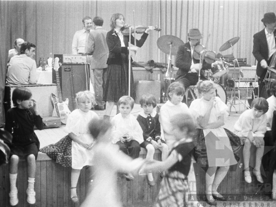 THM-BJ-04638 - Kardos Györgyi néptáncos esküvője Szekszárdon az 1980-as években