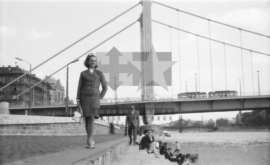 THM-BJ-04716 - Fiatal textiltervezők vizsgamunkáinak bemutatója Budapesten az 1960-as években
