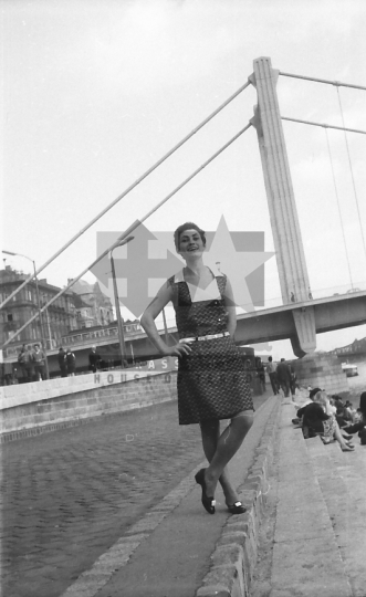THM-BJ-04717 - Fiatal textiltervezők vizsgamunkáinak bemutatója Budapesten az 1960-as években