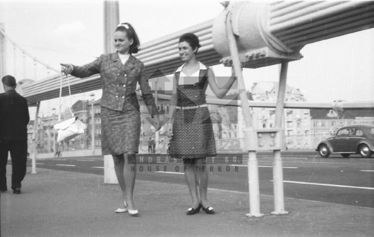 THM-BJ-04726 - Fiatal textiltervezők vizsgamunkáinak bemutatója Budapesten az 1960-as években