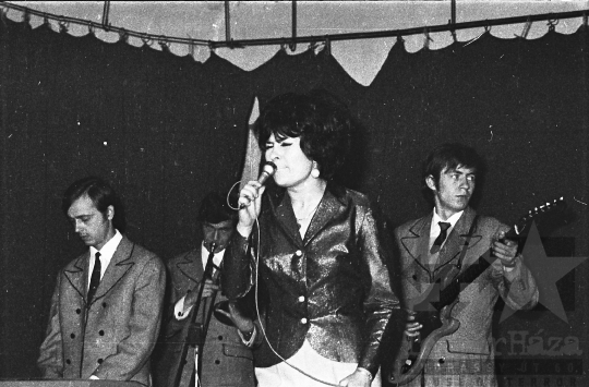THM-BJ-04735 - Nagydorogi kultúrházban beat-est egy pesti zenekar fellépésével az 1960-as években