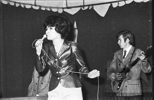 THM-BJ-04736 - Nagydorogi kultúrházban beat-est egy pesti zenekar fellépésével az 1960-as években
