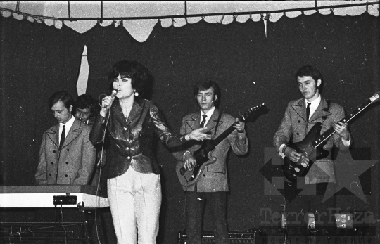 THM-BJ-04738 - Nagydorogi kultúrházban beat-est egy pesti zenekar fellépésével az 1960-as években