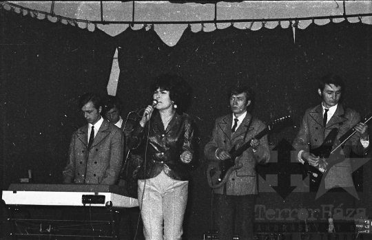 THM-BJ-04739 - Nagydorogi kultúrházban beat-est egy pesti zenekar fellépésével az 1960-as években