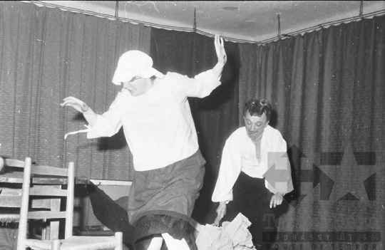 THM-BJ-04778 - Tolnai amatőr színjátszók előadása Závodon az 1960-as években