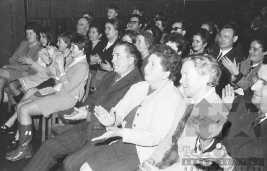 THM-BJ-04783 - Tolnai amatőr színjátszók előadása Závodon az 1960-as években