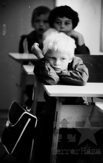 THM-BJ-04842 - Első nap egy szekszárdi általános iskola első osztályában az 1970-es években