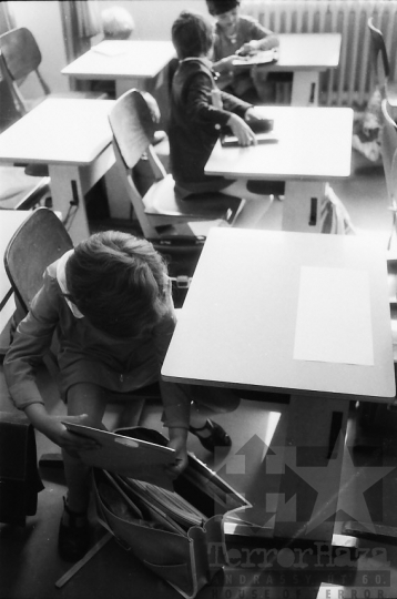 THM-BJ-04854 - Első nap egy szekszárdi általános iskola első osztályában az 1970-es években