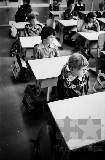 THM-BJ-04864 - Első nap egy szekszárdi általános iskola első osztályában az 1970-es években