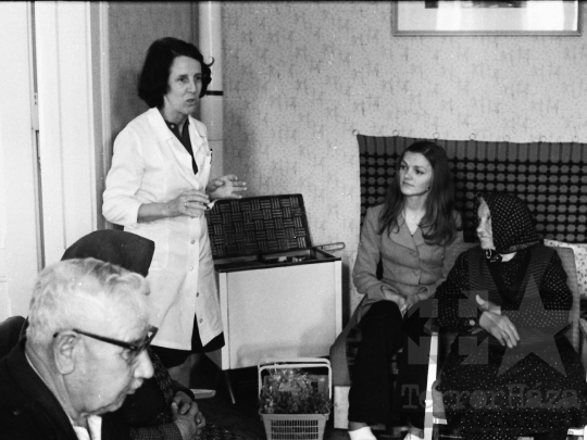 THM-BJ-04992 - Idősek köszöntése a szekszárdi szociális otthonban az 1970-es években