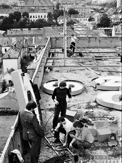 THM-BJ-05042 - Állami Biztosító neonreklámja Szekszárdon az 1970-es években 