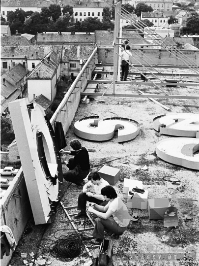 THM-BJ-05043 - Állami Biztosító neonreklámja Szekszárdon az 1970-es években 