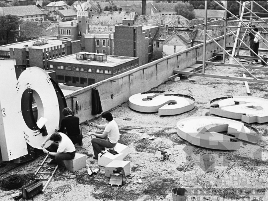 THM-BJ-05045 - Állami Biztosító neonreklámja Szekszárdon az 1970-es években 