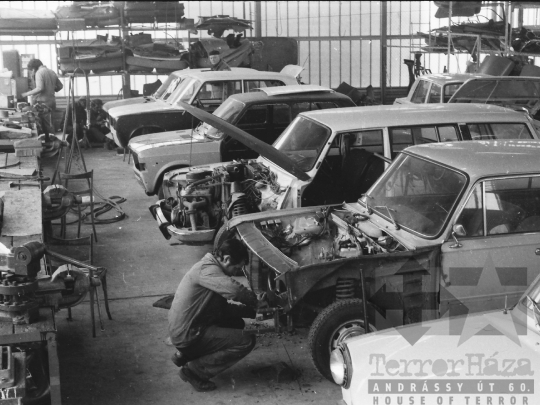 THM-BJ-05133 - Szekszárdi autójavító műhely az 1970-es években 