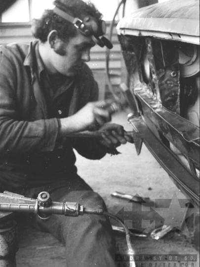 THM-BJ-05135 - Szekszárdi autójavító műhely az 1970-es években 