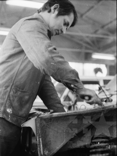 THM-BJ-05137 - Szekszárdi autójavító műhely az 1970-es években 