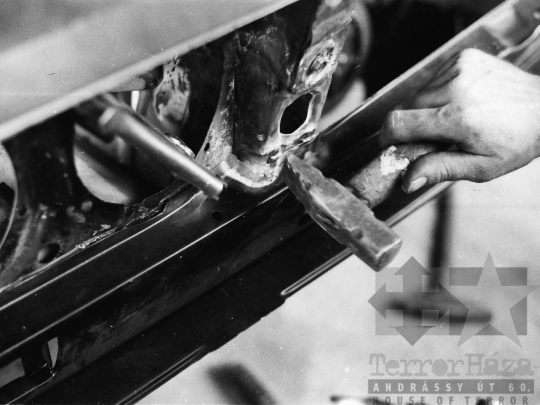 THM-BJ-05138 - Szekszárdi autójavító műhely az 1970-es években 