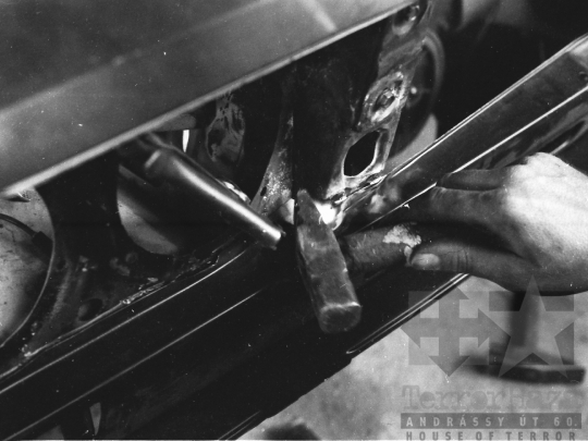 THM-BJ-05139 - Szekszárdi autójavító műhely az 1970-es években 