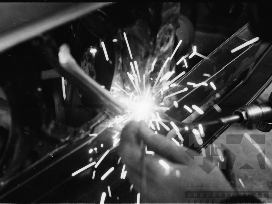 THM-BJ-05140 - Szekszárdi autójavító műhely az 1970-es években 