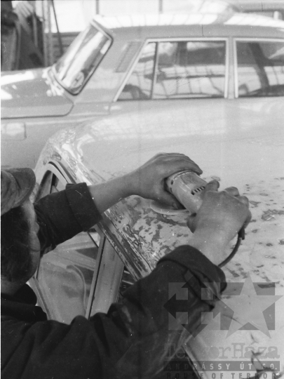 THM-BJ-05141 - Szekszárdi autójavító műhely az 1970-es években 