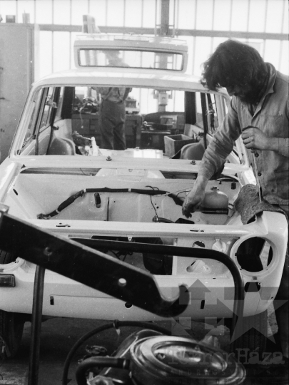 THM-BJ-05142 - Szekszárdi autójavító műhely az 1970-es években 